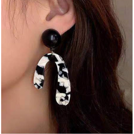 Korean Fashion Irregular Cow Pattern Black And White Color Matching Temperament Earrings Nhsc443326