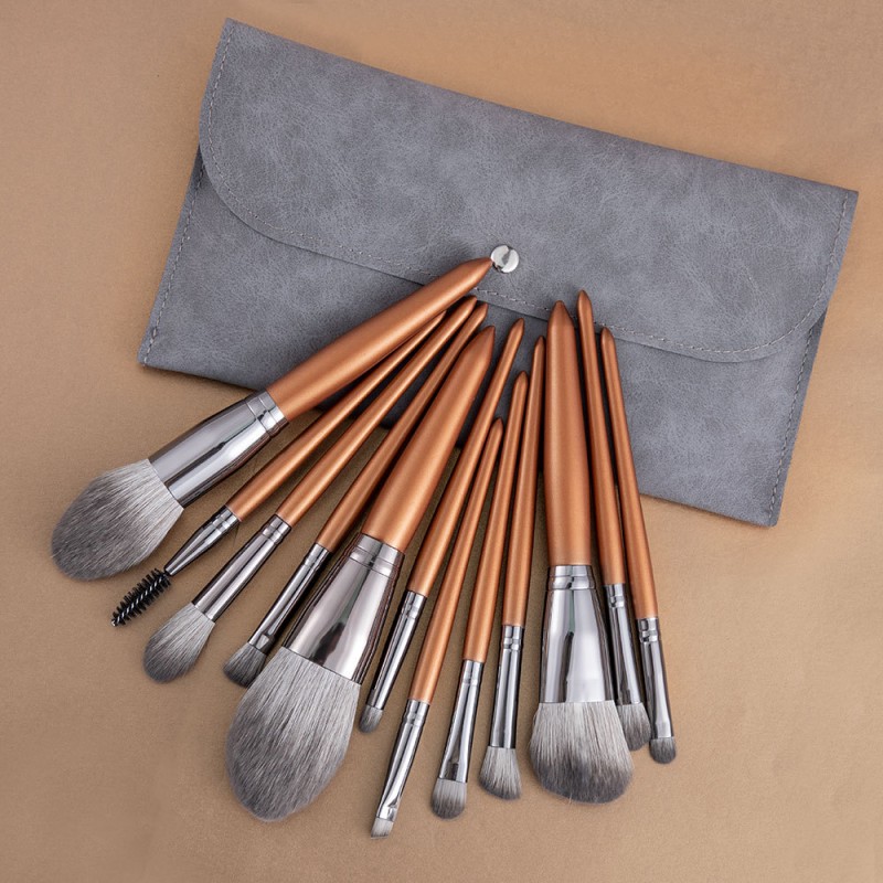 12 occasional makeup brushes, soft brushes, hair brushes, eye shadow brushes, and portable beauty tools.